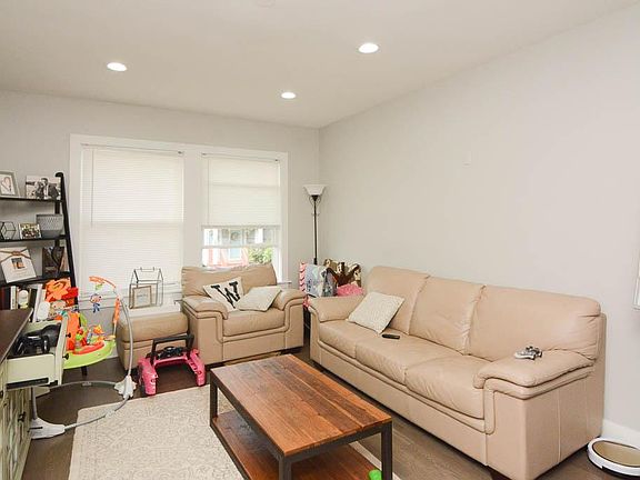 3rd image of 3245 N Damen Ave