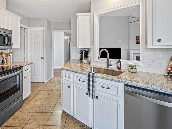 2nd image of 1000 Bayou Woods Dr