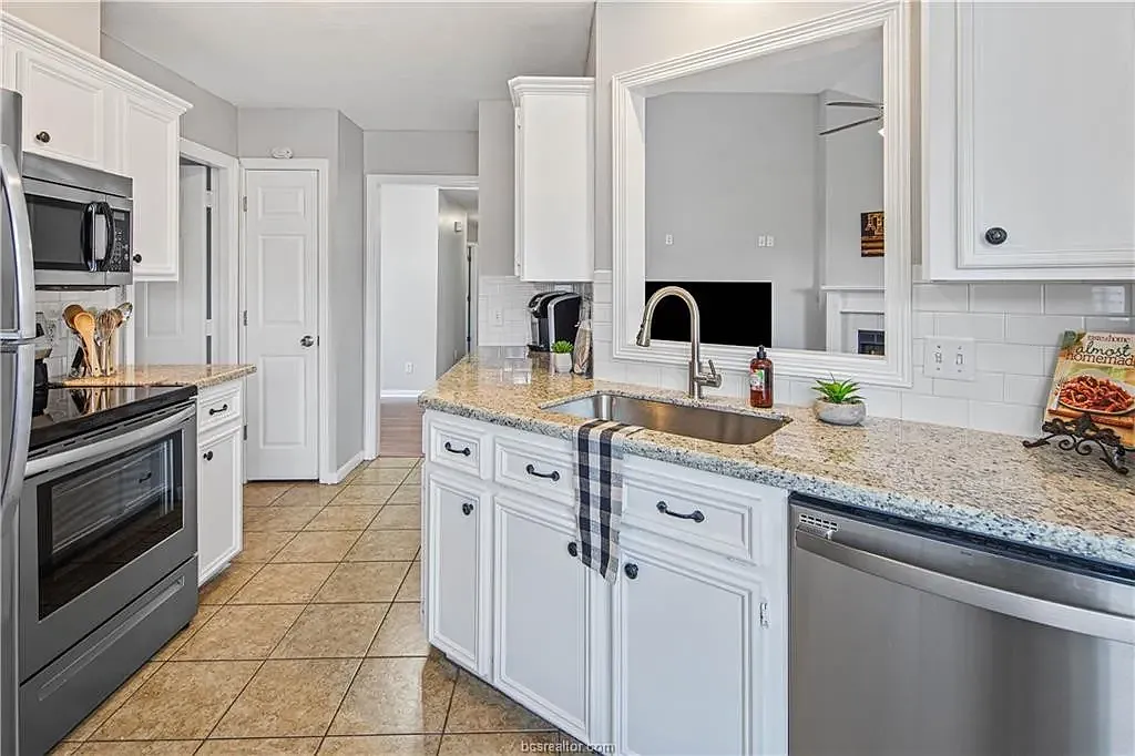 Building Photo - 1000 Bayou Woods Dr