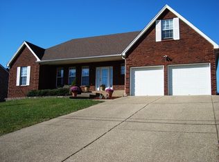 227 Meadowlake Dr, Radcliff, KY 40160