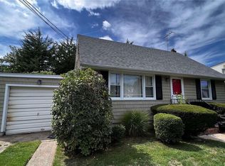 1604 Parkview Ave, Seaford, NY 11783