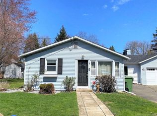 4 Navajo Trl, East Hampton, CT 06424