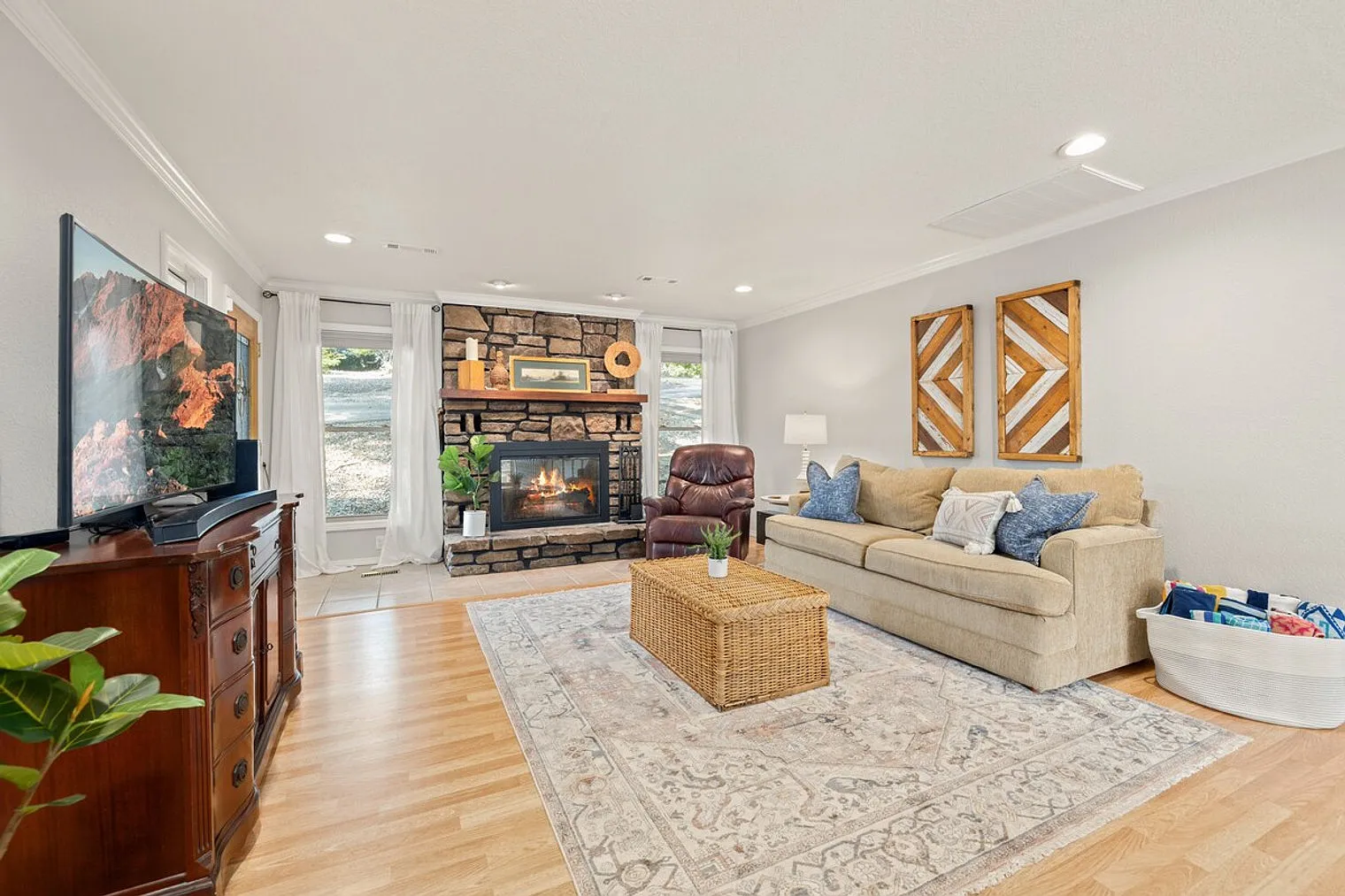 4 bed, 3.0 bath, 3035 sqft, $7,414 — Photo 4