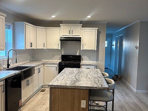 4th image of 3298 Hillcrest Way