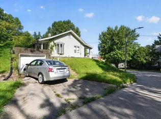 206 8th St, Silvis, IL 61282