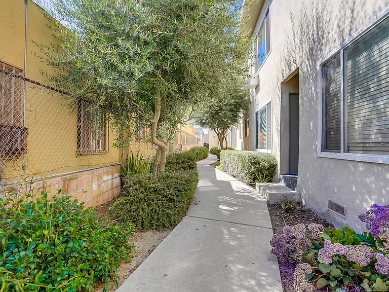 Gated, MidCentury MultiFamily Property near Metro Access and Victoria Park — Photo 4