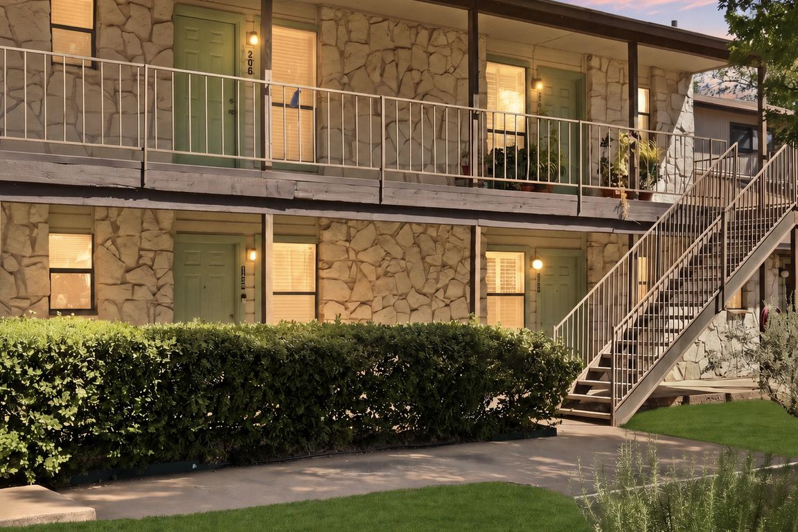 UNIT #206 Exterior