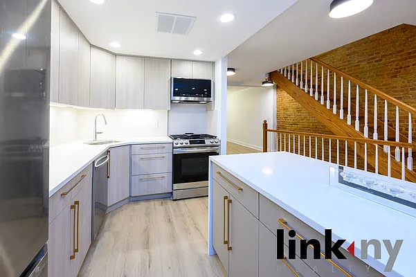 Rented by Link NY Realty | media 3