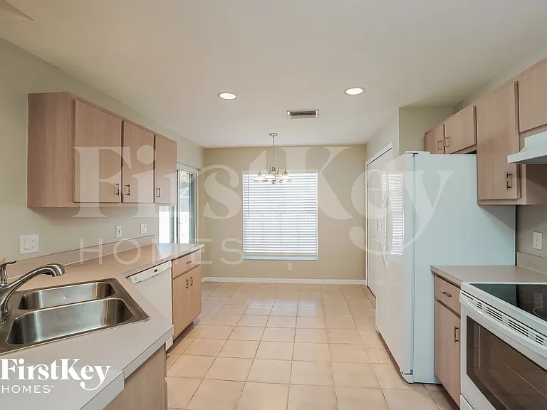 421 SE 19th St — Photo 5