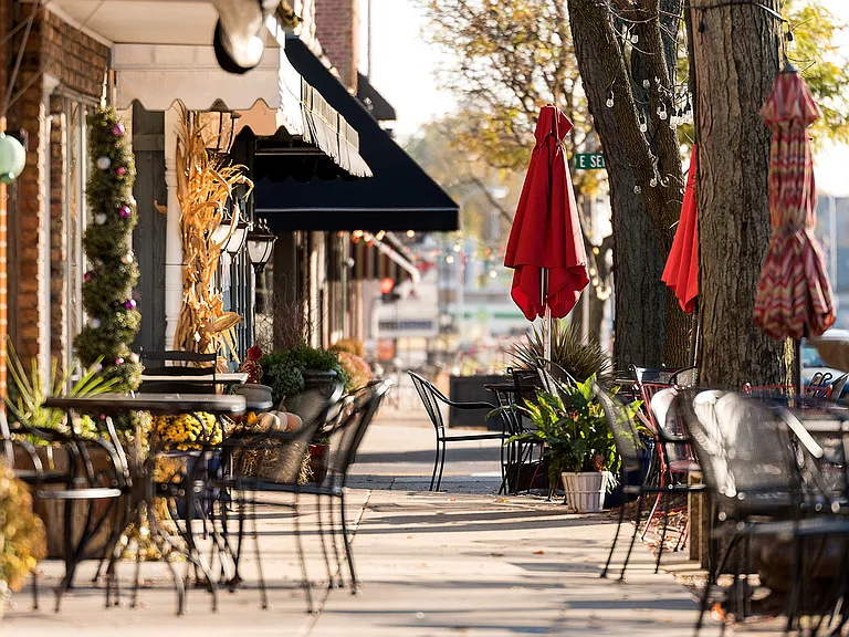 5 to 10 minutes walk to the Peoria Heights restaurant row.
