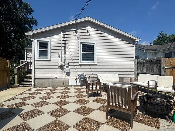 3rd image of 909 N Kelsey Ave