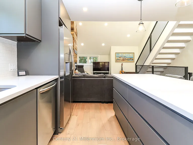 194 Escarpment Cres — Photo 8