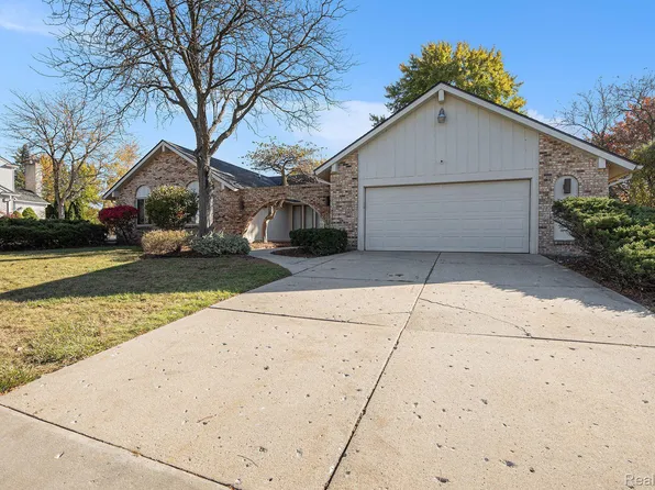5390 Hollow Dr, Bloomfield Hills, MI 48302