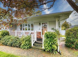 40 Highland View Dr, Bayville, NY 11709