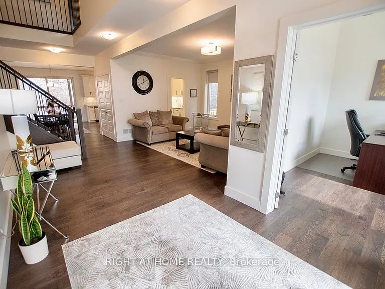1345 Dyer Cres — Photo 3