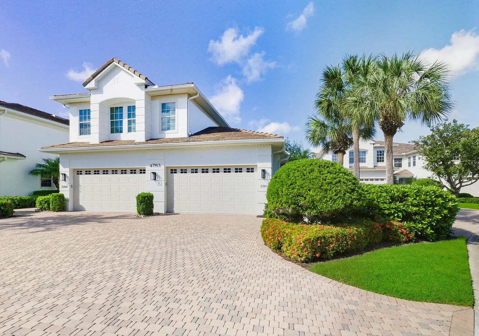 Lake Front Condo in Kensington Golf & Country Club — Photo 2