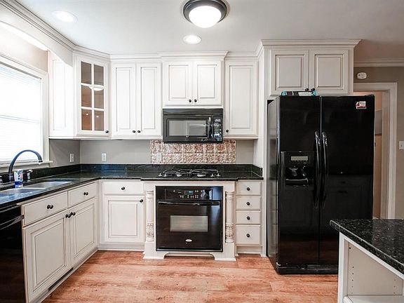 4th image of 801 Parkway Dr