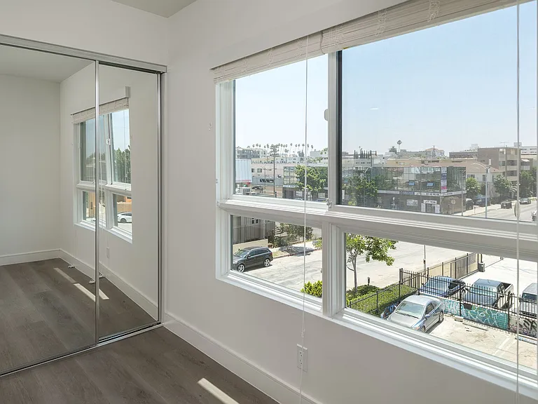 Spacious 2 Bed Townhouses! * Best Koreatown Location * Washer & Dryer * Bidet — Photo 5