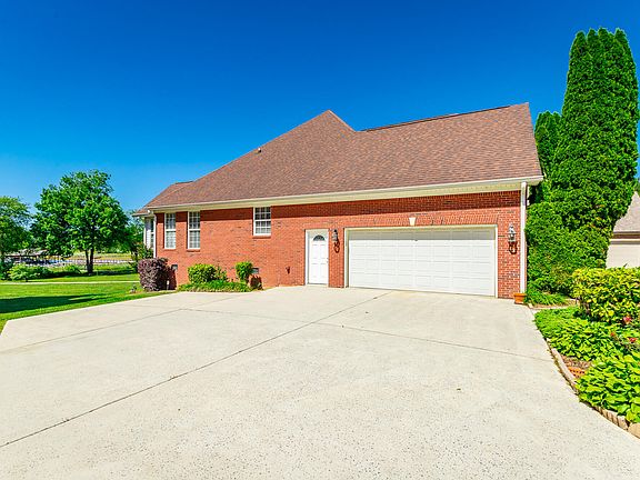 3rd image of 8543 Cavanaugh Ln