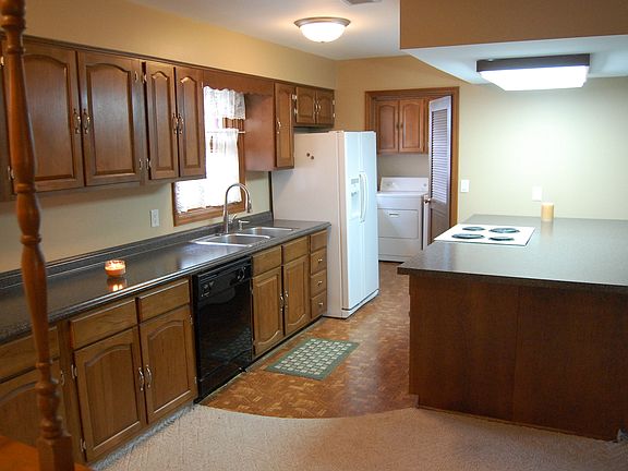 5th image of 726 Honeysuckle Dr