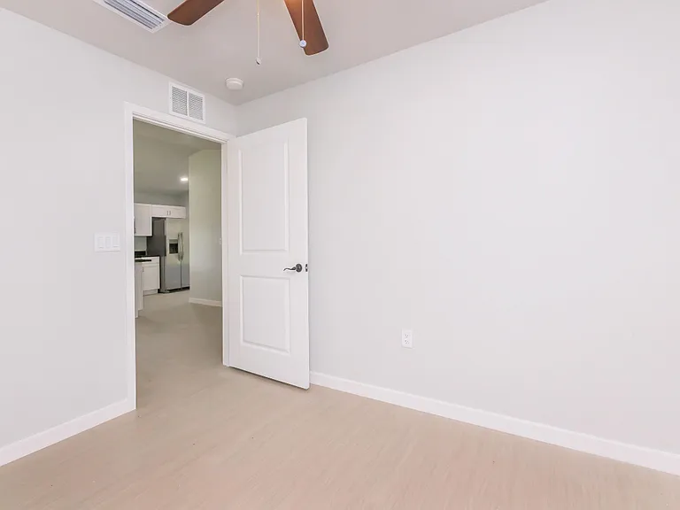 Sandcastle Manor Apartments — Photo 16
