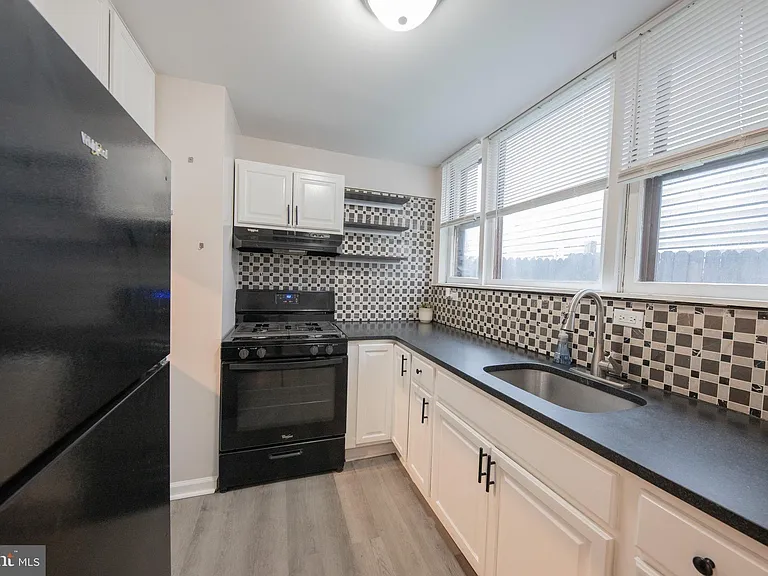 2924 Salmon St — Photo 10