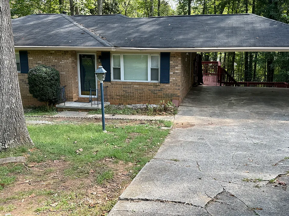 590 Harris Ct SW