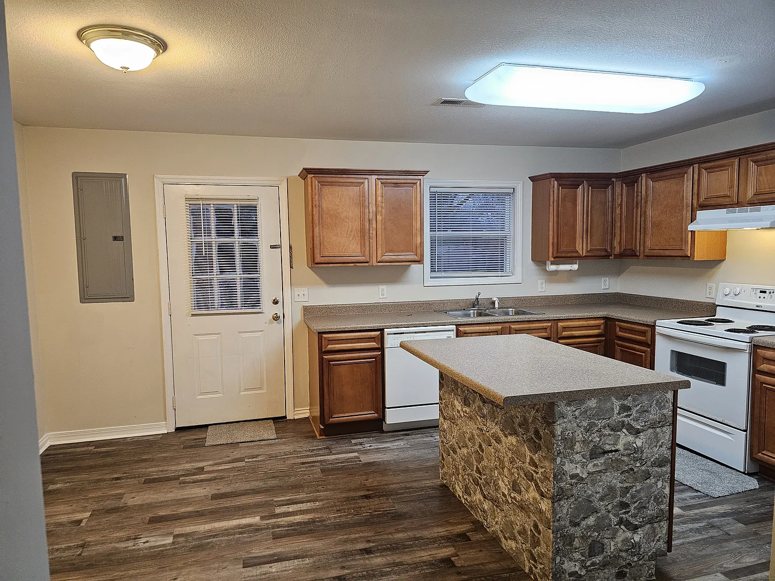 2 bed, 2.5 bath, 1104 sqft, $1,300 — Photo 3