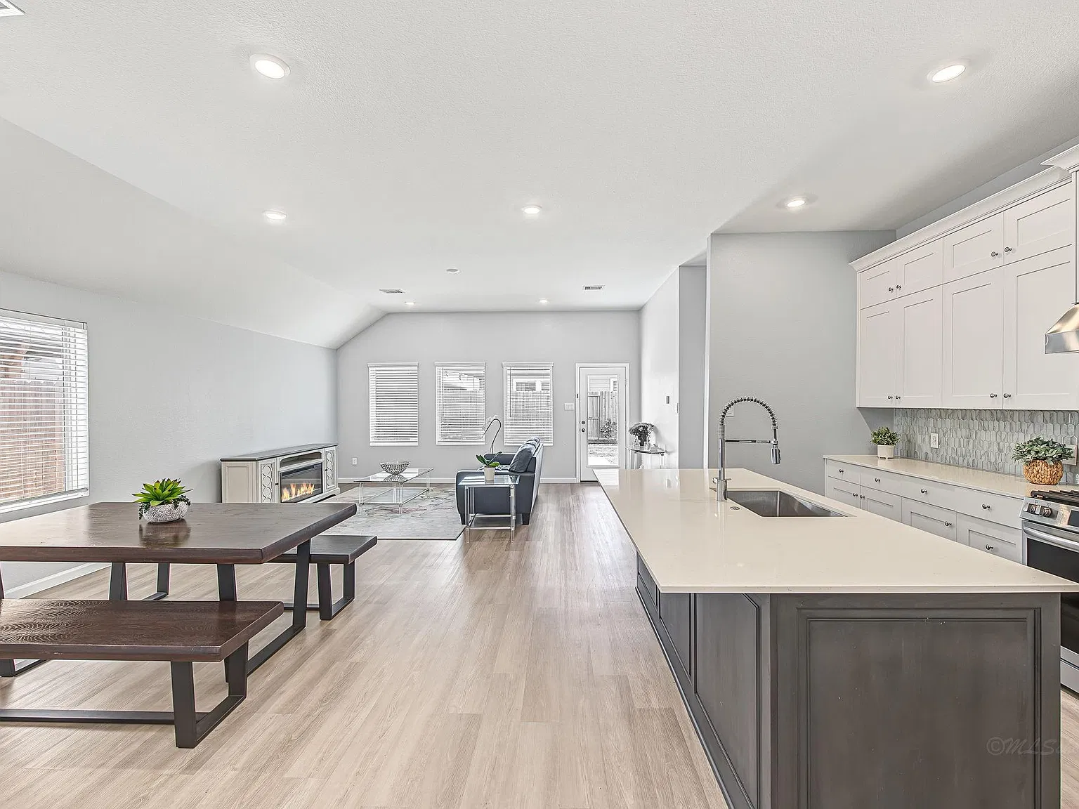 4 bed, 2.0 bath, 1875 sqft, $2,600 — Photo 2