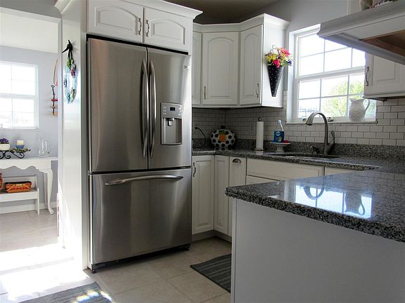 5th image of 154 Douglas Ave
