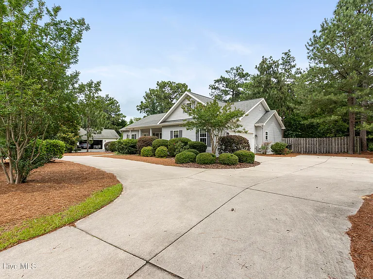 1350 Monticello Dr — Photo 3