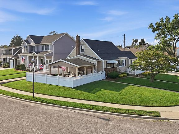 3rd image of 790 Woodside Drive