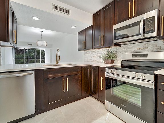 3rd image of 6181 Balboa Circle #303
