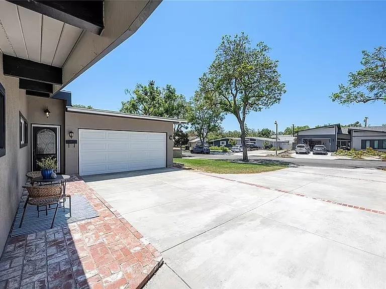 712 N Mountain View Pl — Photo 3