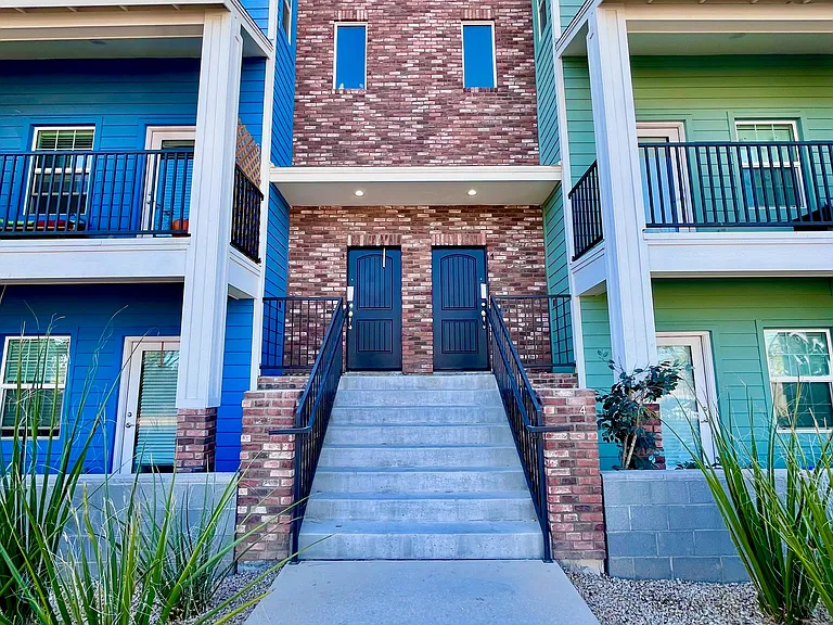 3434 N Longview Ave #7 — Photo 2