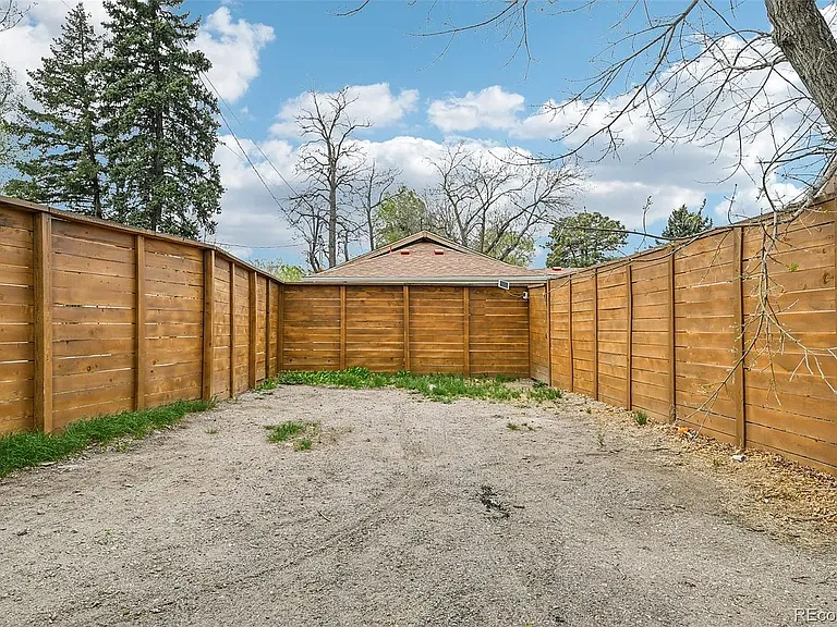 734 Perry St — Photo 13