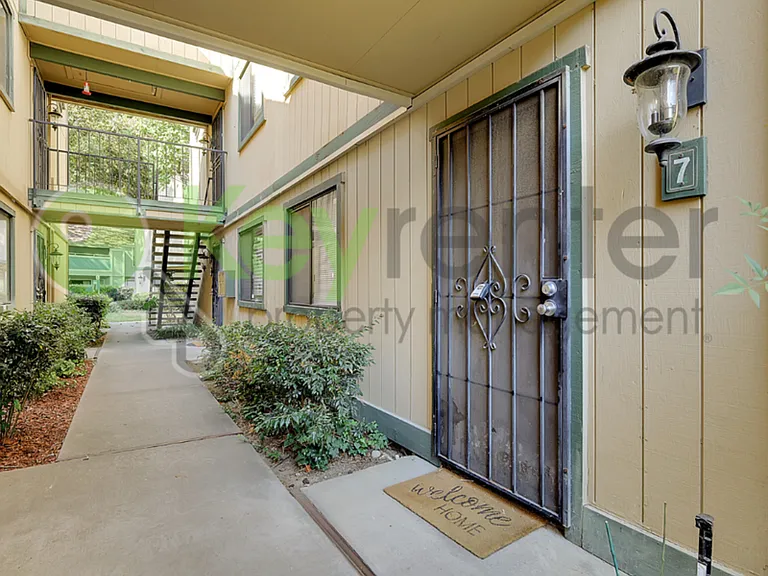 600 Del Verde Cir #7 — Photo 4
