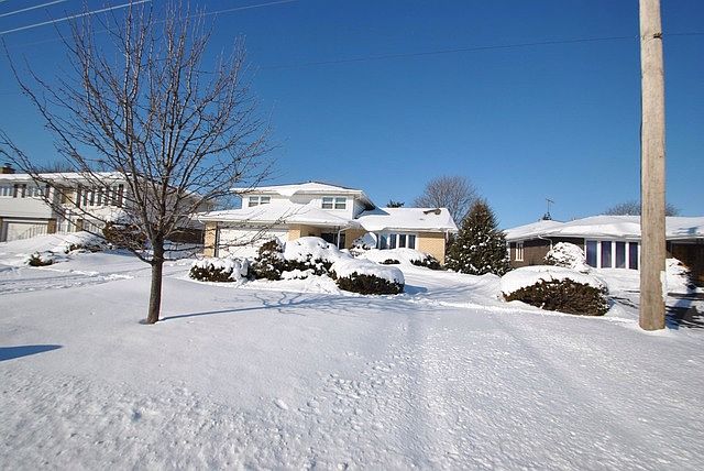 2nd image of 8514 W 107th St