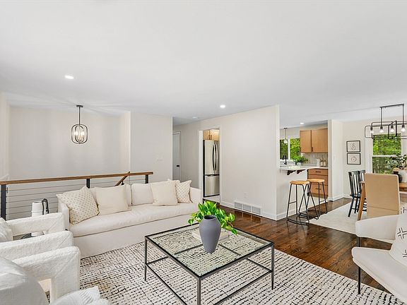 3rd image of 214 Pike Ave