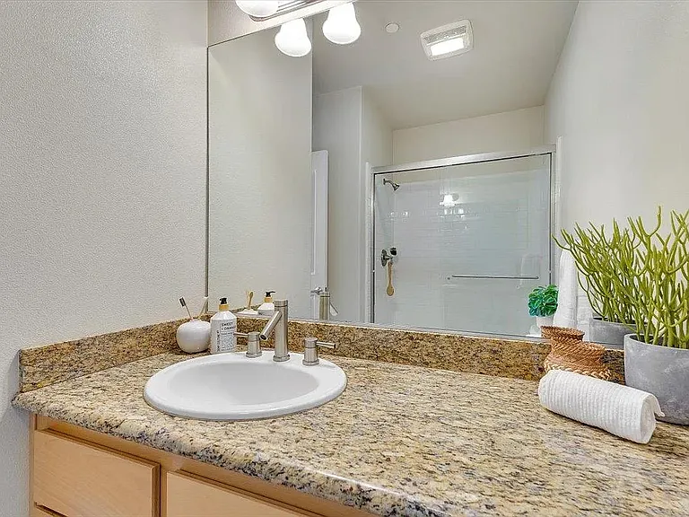 224 Laurel St #B202 — Photo 16