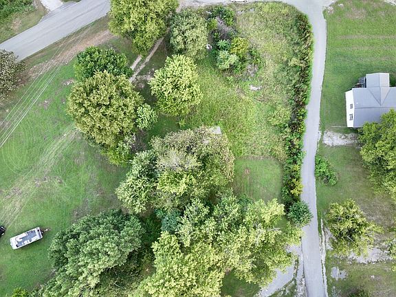 2nd image of 1 Horseshoe Bend Ln