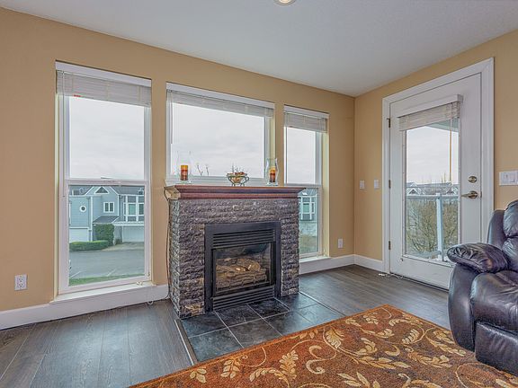 3rd image of 520 SE Columbia River Dr APT 235