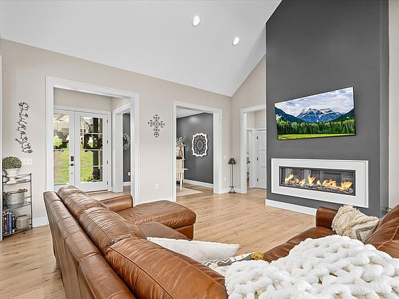 5th image of 605 Blue Water Dr