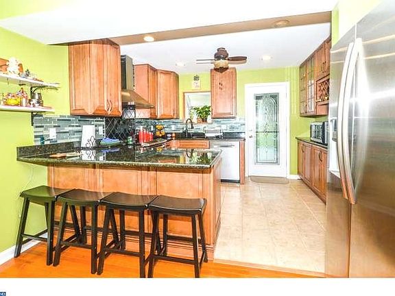 4th image of 122 Brownstone Ln