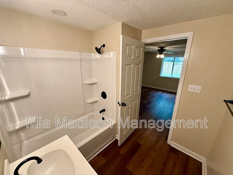 2233 E Derenne Ave — Photo 29
