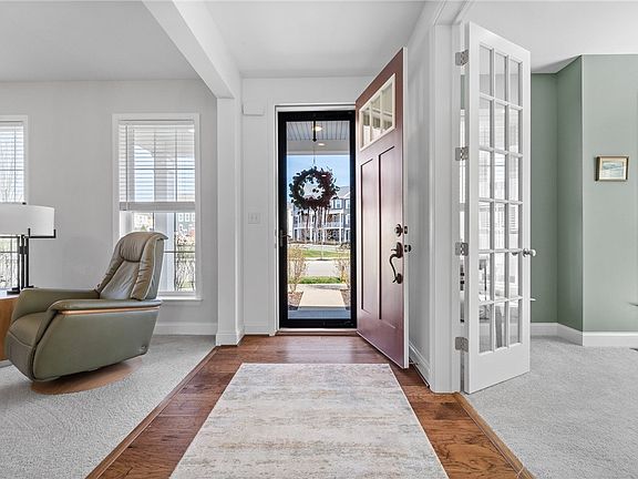 5th image of 301 Harlequin St