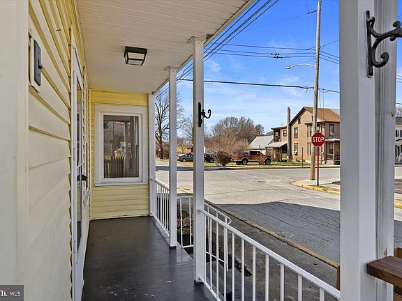 5th image of 28 Chestnut St