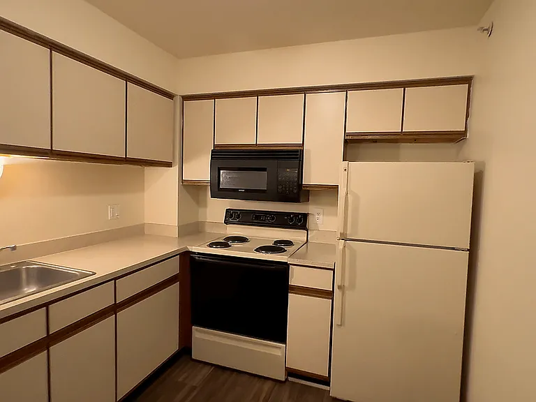 Lakeside Village Apartments — Photo 103