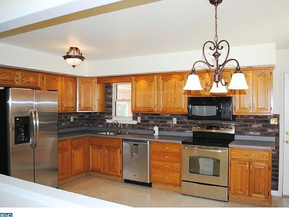 5th image of 128 W Sherwood Dr