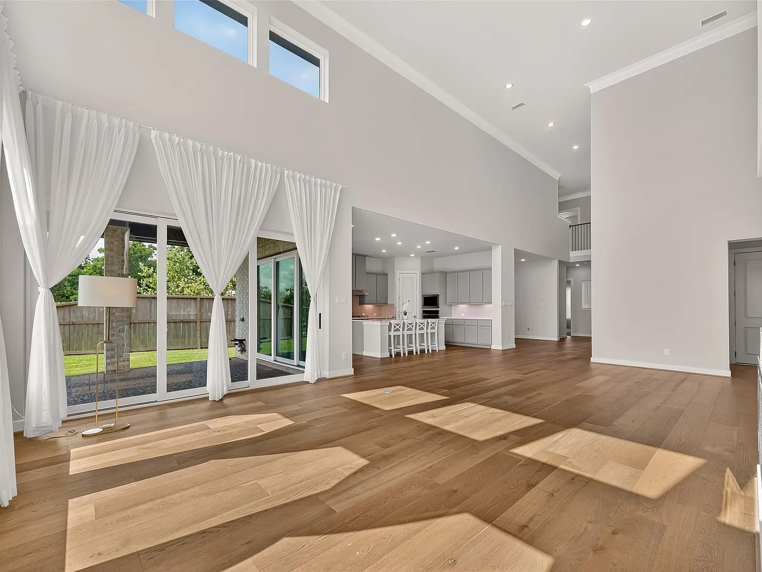 5 bed, 4.5 bath, 3853 sqft, $5,500 — Photo 2